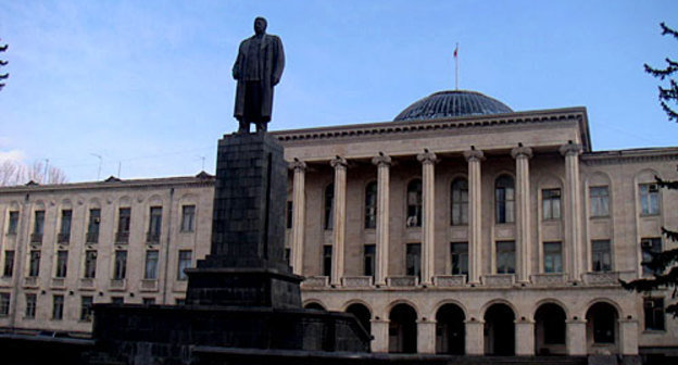 Памятник Иосифу Сталину на центральной площади города Гори. Фото с сайта http://en.wikipedia.org