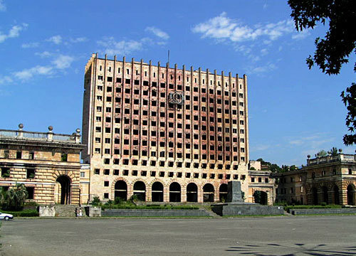 Разрушенный дом правительства Абхазии, 2006 год. Фото с сайта http://en.wikipedia.org