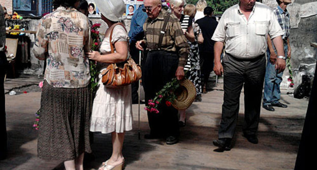 Жители Северной Осетии у школы №1 в Беслане, 1 сентября 2009 года. Фото "Кавказского Узла"