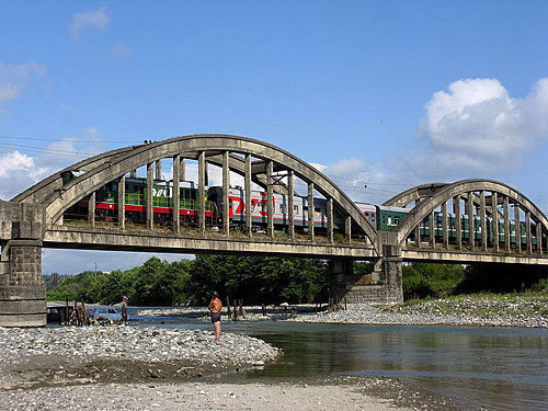 Абхазия, вагоны поезда Москва - Сухум на мосту через р. Гумиста. Фото с сайта http://ru.wikipedia.org