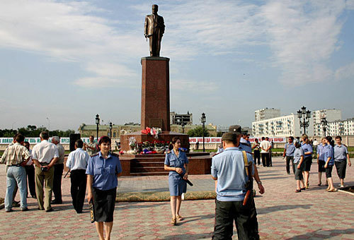 Чечня, Грозный, памятник Ахмаду Кадырову до демонтажа. Фото с сайта www.chechnyafree.ru