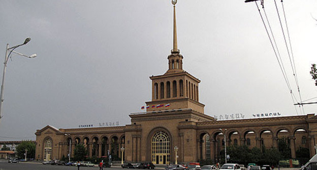 Армения, Ереван, железнодорожный вокзал. Фото с сайта www.flickr.com/photos/7394371@N06