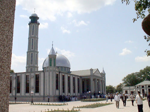 Чечня, Гудермес. Мечеть, построенная в честь Джабраила Ямадаева. Фото с сайта www.chechnyafree.ru