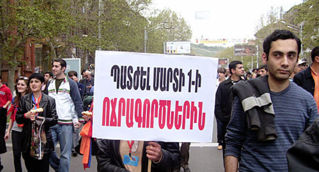 Армения, Ереван, митинг и шествие 12 июня 2009 года, плакат "Наказать виновных в злодеянии 1 марта". Фото "Кавказского Узла"