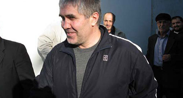 Оправданный Мухтар Агаев выходит из зала суда. Фото "Кавказского Узла"
