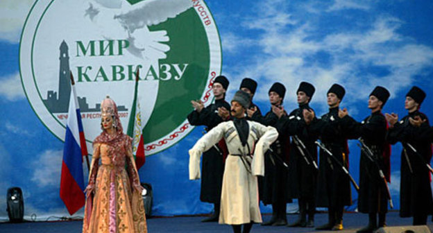 Чечня, Грозный, 10-й Межрегиональный фестиваль искусств Южного федерального округа «Мир Кавказу», 2007 год. Фото с сайта www.chechnyafree.ru