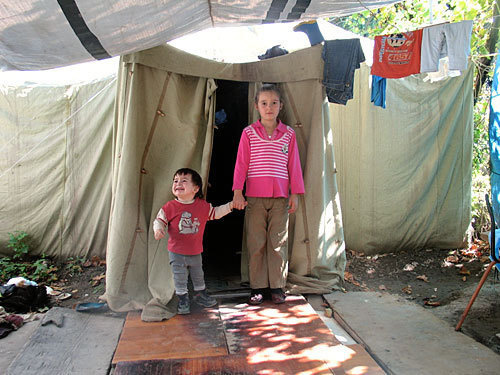 Южная Осетия, Цхинвал, семья, живущая в палатке. Фото "Кавказского Узла"