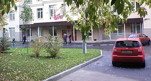Москва, у входа в Дорогомиловский суд. Перед началом заседания по делу "Черных ястребов". Фото "Кавказского Узла"