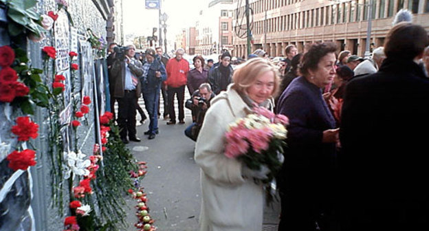Москва, у подъезда дома на Лесной, 8, где жила и была убита обозреватель "Новой газеты" Анна Политковская, 7 октября 2009 года. Фото "Кавказского Узла"