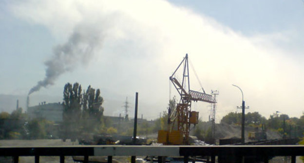 Владикавказ, 5 октября 2009 года, выброс завода ОАО "Электроцинк" (слева). Фото "Кавказского Узла"
