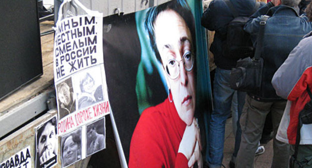 Митинг, посвященный памяти убитой журналистки "Новой газеты" Анны Политковской. Москва, Чистопрудный бульвар, 7 октября 2009 года. Фото "Кавказского Узла"