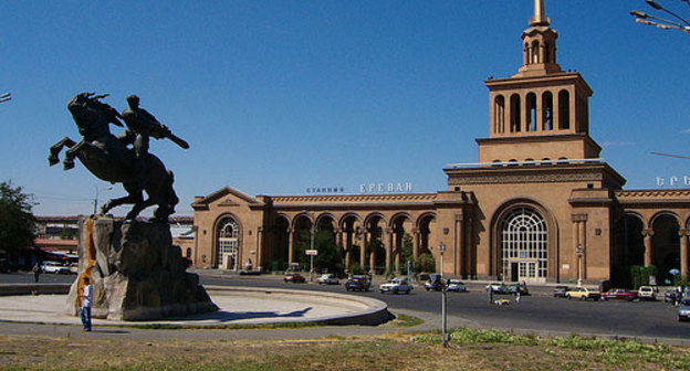 Армения, Ереван, железнодорожный вокзал. Фото с сайта www.flickr.com/photos/irmng