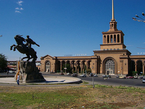 Армения, Ереван, железнодорожный вокзал. Фото с сайта www.flickr.com/photos/irmng
