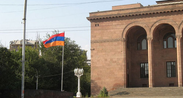 Армения, Ереван. Флаг Армении у Академии наук. Фото с сайта www.flickr.com/photos/56272867@N00