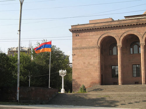 Армения, Ереван. Флаг Армении у Академии наук. Фото с сайта www.flickr.com/photos/56272867@N00