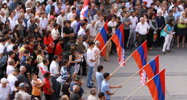 Армения, Ереван, площадь Шарля Азнавура. Митинг против ратификации армяно-турецких протоколов партии "Дашнакцутюн", 2 сентября 2009 года. Фото с сайта http://armtoday.info, автор Гагик Шамшян