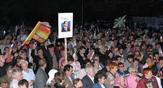 Массовое народное шествие к Астраханскому Кремлю, 18 октября 2009. Фото с сайта www.ikd.ru