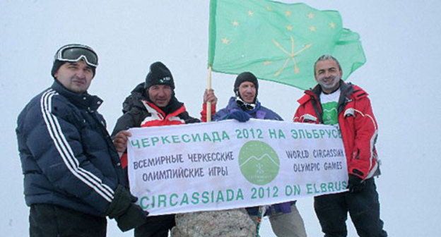 Группа непрофессиональных альпинистов на вершине Эльбруса. Фото с сайта http://circassiada.ru