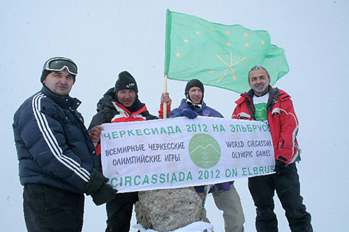 Группа непрофессиональных альпинистов на вершине Эльбруса. Фото с сайта http://circassiada.ru