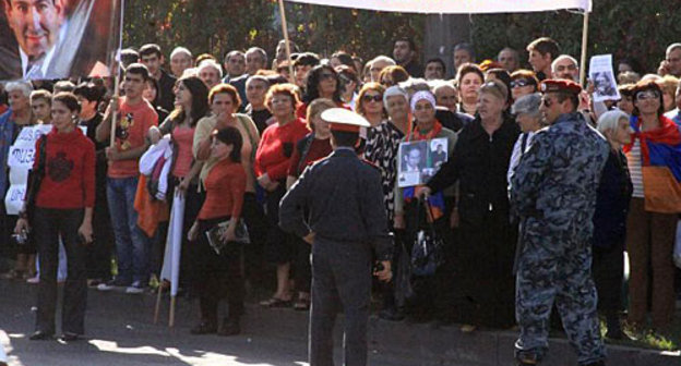 Пикет у здания суда общей юрисдикции ереванской общины "Шенгавит", в котором проходит суд над активистом оппозиции, главным редактором газеты "Армянское время" Николом Пашиняном. Лозунг на плакате: "Здесь идет суд над правосудием Армении". Ереван, 21 октября 2009 года. Фото "Кавказского Узла"