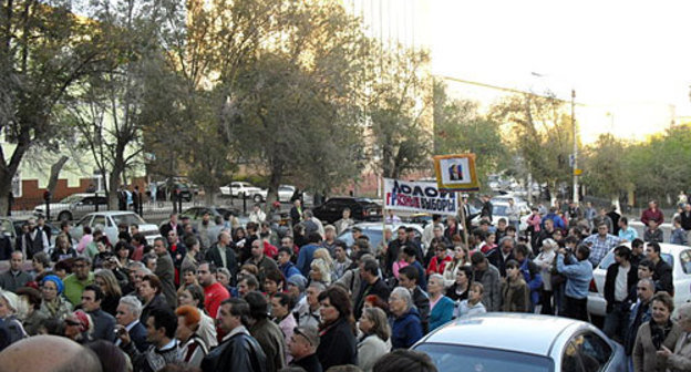 Астрахань, митинг у здания, где располагается штаб Олега Шеина, 12 октября 2009 года. Фото с сайта www.ikd.ru