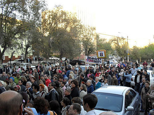 Астрахань, митинг у здания, где располагается штаб Олега Шеина, 12 октября 2009 года. Фото с сайта www.ikd.ru