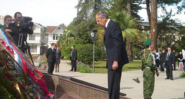 Сергей Лавров у Мемориала Славы в Сухуме, 2 октября 2009 года. Фото "Кавказского Узла"