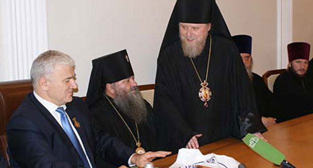 Делегация Московской Патриархии встречается с мэром Махачкалы Саидом Амировым, 19 октября 2009 года. Фото пресс-службы администрации Махачкалы