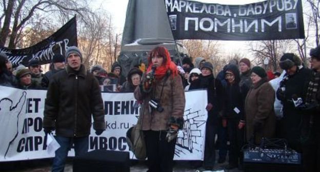 Выступает Анна Каретникова, слева ведущий митинга Андрей Демидов. Фото Вячеслава Ферапошкина