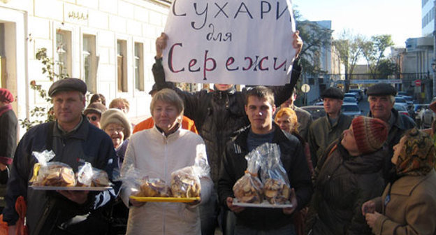 Акция астраханской оппозиции "Сухари для мэра Боженова", 27 октября 2009 года, Астрахань. Фото "Кавказского Узла"