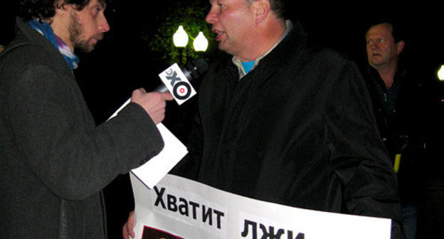 Михаил Кригер на митинге в память о жертвах террористического акта в театральном центре на Дубровке. Москва, Чистопрудный бульвар, 26 октября 2009 года. Фото "Кавказского Узла"
