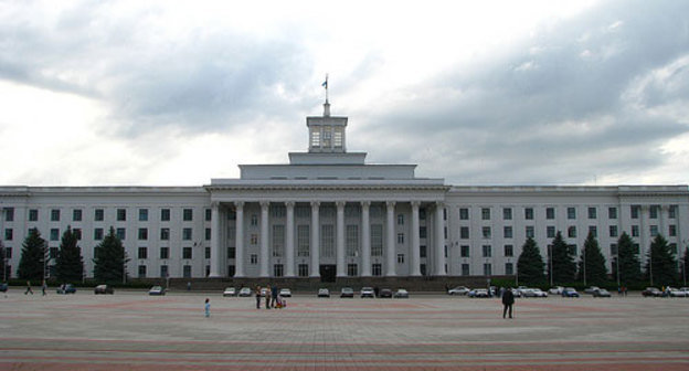 Нальчик, Дом Правительства. Фото с сайта www.flickr.com/photos/angela_toidze, автор Анжела Тоидзе
