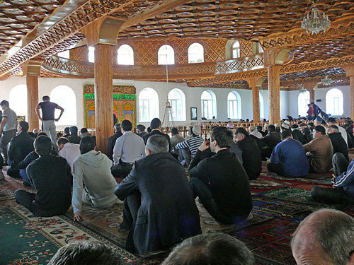 Дагестан, Махачкала, перед началом дневной молитвы в мечети. Фото "Кавказского Узла"