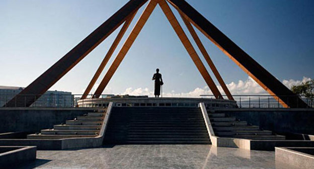 Памятник русской учительнице в Махачкале. Фото "Кавказского Узла"
