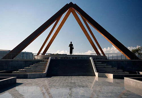 Памятник русской учительнице в Махачкале. Фото "Кавказского Узла"