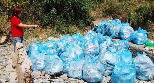 Акция по уборке берега Черного моря в Хостинском
районе города Сочи. Фото "Кавказского Узла"