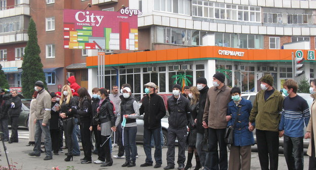 Владикавказ, живая цепь участников акции "Стоп, Электроцинк". Фото "Кавказского Узла"