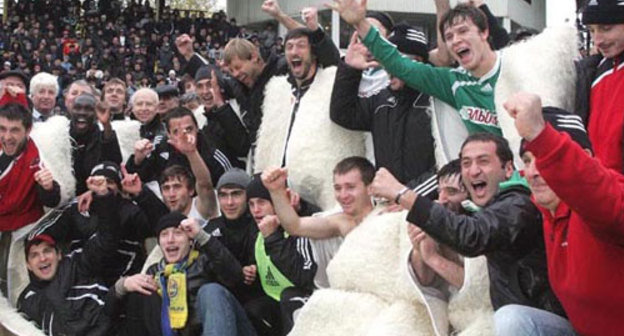 Футболисты "Анжи" после финального матча с "Металлургом". Фото с сайта http://nv-daily.livejournal.com