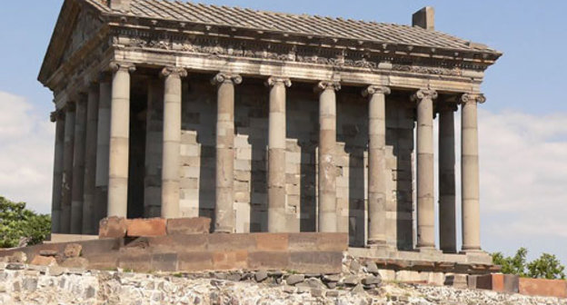 Армения, храм Гарни. Фото с сайта http://ru.wikipedia.org