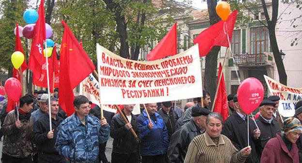Ветераны труда во главе колонны коммунистов. Владикавказ, 7 ноября 2009 года. Фото "Кавказского Узла"