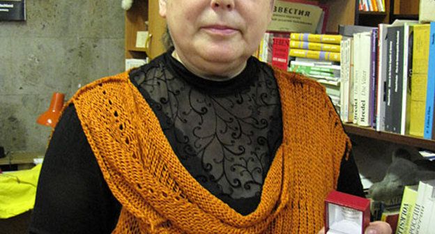 Наталья Васильева с фрагментом Берлинской стены. Фото "Кавказского Узла"