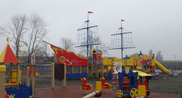 Северная Осетия. Новая спортплощадка в Беслане, построенная благотворительным фондом "Обнаженные сердца". Фото "Кавказского Узла"