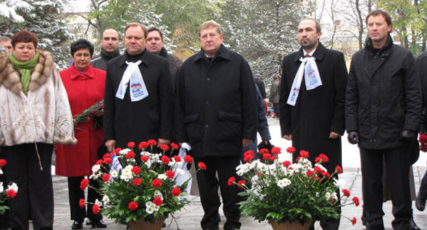 День единства в Ростове-на-Дону. Участники митинга у Вечного огня. 4 ноября 2009 года. Фото "Кавказского Узла"