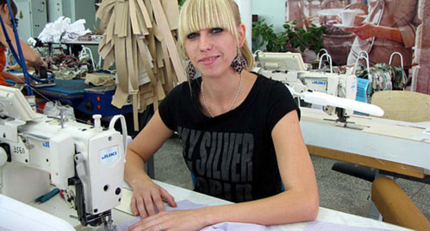 Юная швея Людмила Калашникова из ЗАО «ПК «Элегант» (Ростов-на-Дону), участница программы «Стажировка» по снятию напряженности на рынке труда. Фото "Кавказского Узла"