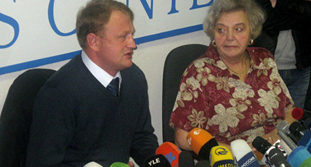 Алексей Дымовский, старший оперуполномоченный оперативно розыскной части по линии уголовного розыска УВД по городу Новороссийску. Пресс-конференция в Москве, Независимый пресс-центр, 10 ноября 2009 года. Фото "Кавказского Узла"