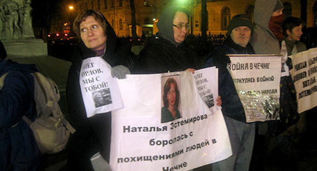 Пикет в поддержку главы ПЦ "Мемориал" Олега Орлова. Москва, Чистопрудный бульвар, 12 ноября 2009 года. Фото "Кавказского Узла"