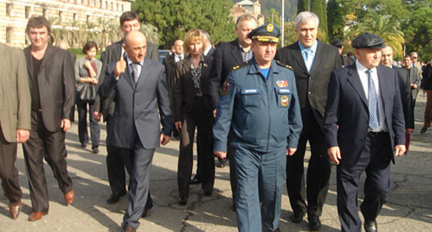 Делегация Правительства Москвы во главе с мэром столицы России Юрием Лужковым (справа) в Сухуме. 13 ноября 2009 года. Фото "Кавказского Узла"