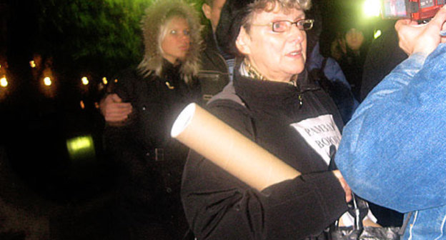 Светлана Ганнушкина на пикете в поддержку главы ПЦ "Мемориал" Олега Орлова. Москва, Чистопрудный бульвар, 12 ноября 2009 года. Фото "Кавказского Узла"