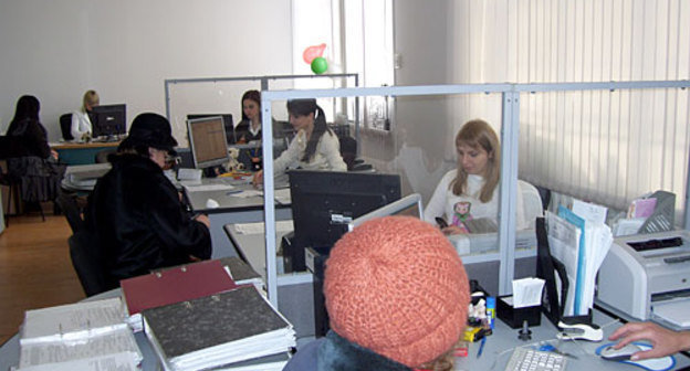 Сотрудники службы занятости дают консультации по вопросам трудоустройства. Городской центр занятости населения города Владикавказ. Фото "Кавказского Узла"