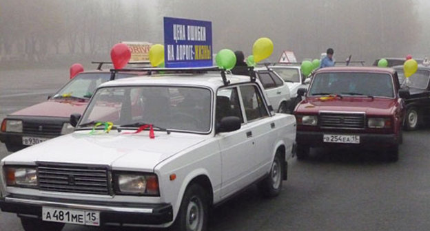 Старт автопробега, посвященного памяти жертв ДТП. Владикавказ, 14 ноября 2009 года. Фото "Кавказского Узла"